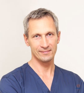 Akių ligų gydytojas mikrochirurgas Saulius Ačas, atliekantis akių operacijas Vilniaus Liremos akių klinikoje